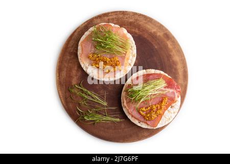 Sandwich con torta di riso soffiato con carne salata a scatti, carota verde micro isolato su sfondo bianco. Vista dall'alto, posa piatta, primo piano. Foto Stock
