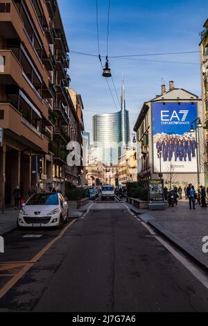 Il grattacielo in acciaio e vetro UniCredit Tower a Milano nel quartiere porta Nuova visto da una strada nel quartiere porta Garibaldi. Foto Stock