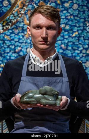 Londra, Regno Unito. 9 maggio 2022. Un tecnico presenta “Una rarissima grande Jade Carving di un bufalo d’acqua”, Qianlong, (Est. £120.000 - £180.000) in anteprima della vendita di Belle Arti cinesi di Bonhams presso la galleria New Bond Street. Le jades cinesi, le ceramiche, le laccature, i tessuti imperiali e di corte e le opere d'arte saranno in vendita il 12 maggio. Credit: Stephen Chung / Alamy Live News Foto Stock