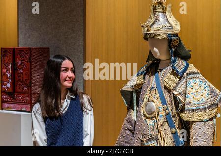 Londra, Regno Unito. 9th maggio 2022. Una rara vestita di armatura cerimoniale con fremito, tarda dinastia Qing, est £10.000-15.000 - Un'anteprima della vendita di Belle Arti Cinesi Bonhams in New Bond Street. La vendita si svolge il 12th maggio 2022. Credit: Guy Bell/Alamy Live News Foto Stock