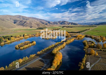 Wairepo Arm (a sinistra), state Highway 8, e Kellands Pond (a destra), Twizel, Mackenzie District, North Otago, South Island, Nuova Zelanda - antenna drone Foto Stock