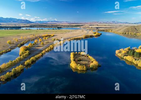 Kellands Pond (a sinistra), state Highway 8, e Wairepo Arm, Twizel, Mackenzie District, Nord Otago, Isola del Sud, Nuova Zelanda - antenna drone Foto Stock