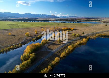 Kellands Pond (a sinistra), state Highway 8, e Wairepo Arm, Twizel, Mackenzie District, Nord Otago, Isola del Sud, Nuova Zelanda - antenna drone Foto Stock