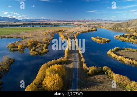 Kellands Pond (a sinistra), state Highway 8, e Wairepo Arm (a destra), Twizel, Mackenzie District, North Otago, South Island, Nuova Zelanda - antenna drone Foto Stock