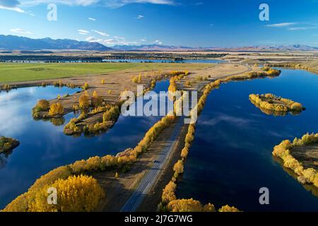 Kellands Pond (a sinistra), state Highway 8, e Wairepo Arm (a destra), Twizel, Mackenzie District, North Otago, South Island, Nuova Zelanda - antenna drone Foto Stock