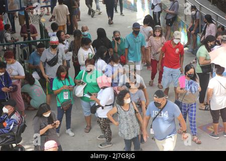 Quezon City, Filippine. 9th maggio 2022. Gli elettori registrati continuano ad affollarsi e a cercare il loro precinto di voto alla Commonwealth Elementary School di Quezon City Filippine il 9 maggio 2022. Le elezioni nazionali e locali del 2022 iniziano oggi e si prevede che i filippini eleggeranno un nuovo gruppo di leader per il paese. (Credit Image: © John Mark Pineda/Pacific Press via ZUMA Press Wire) Foto Stock