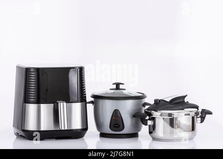 Elettrodomestici da cucina - diversi elettrodomestici su sfondo neutro Foto Stock