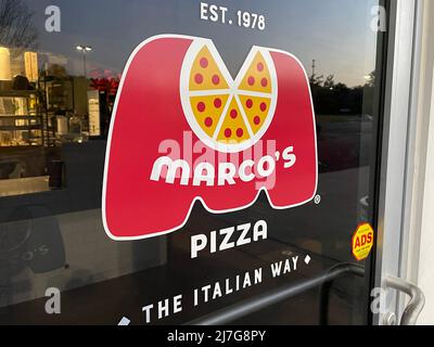 Augusta, GA USA - 04 27 22: Ingresso al negozio Marcos pizza con insegna e logo in vetro Foto Stock