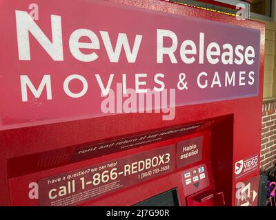 Augusta, GA USA - 04 27 22: Red box DVD noleggio vista laterale Foto Stock