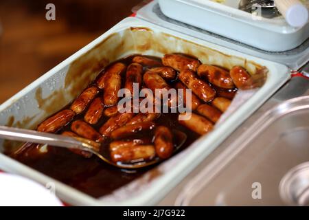 Salsicce servite in una mensa scolastica a Londra, Regno Unito. Foto Stock