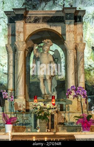 Statua dell'Arcangelo Michele posta sopra l'altare maggiore nella grotta di San Michele. Cavità naturale dedicata al culto di San Michele. Puglia Foto Stock