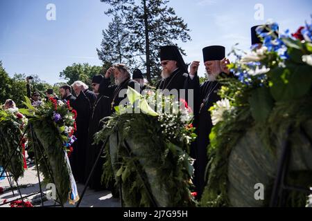 Berlino, Germania. 09th maggio 2022. Il clero ortodosso è in piedi al memoriale per la strada del 17 giugno in occasione della commemorazione. Credit: Paul Zinken/dpa/Alamy Live News Foto Stock