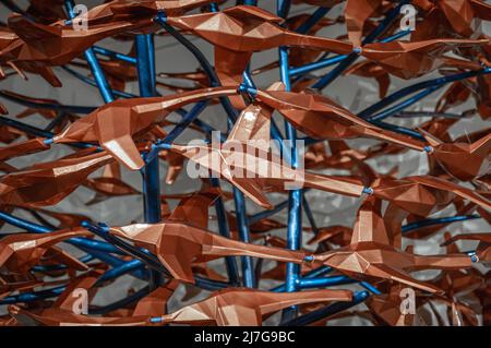 Immagine astratta degli uccelli fatti a mano che formano un gregge. Foto Stock