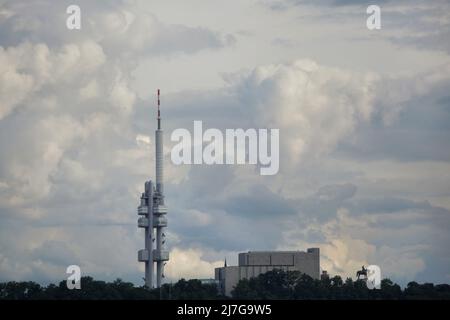 La Torre della Televisione di Žižkov (Žižkovský vysílač) e il monumento equestre a Jan Žižka al Colle di Vítkov a Praga, Repubblica Ceca. La torre della televisione di Žižkov, progettata dall'architetto modernista ceco Václav Aulický, è stata costruita tra il 1985 e il 1992. Dieci sculture chiamate 'Miminka' ('Babies') disegnate dall'artista visuale ceco David Černý sono state temporaneamente attaccate alla torre nel 2000. La statua equestre del leader militare Hussite Jan Žižka dello scultore ceco Bohumil Kafka (1941) di fronte al Monumento Nazionale sulla collina di Vítkov (Národní památník na Vítkově) è visibile sulla destra. Foto Stock