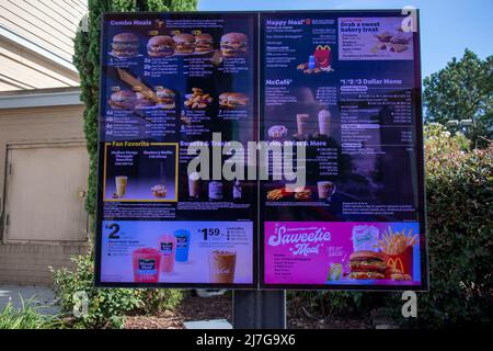 Columbia County, GA USA - 08 20 21: McDonalds Drive Thru menu segno con prezzi Foto Stock