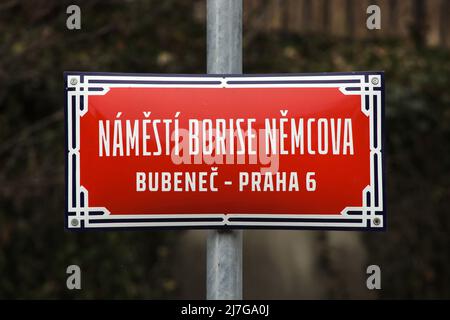 náměstí Borise Němcova (Piazza Boris Nemtsov). Tradizionale cartello rosso sulla strada accanto all'edificio dell'Ambasciata russa nel quartiere di Bubeneč a Praga, Repubblica Ceca. Nel febbraio 2020, la piazza precedentemente conosciuta come Piazza Pod Kaštany fu chiamata così dal politico liberale russo Boris Nemtsov (Boris Němcov) ucciso nel febbraio 2015. Foto Stock