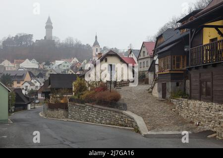 Štramberská Trúba (Torre di Štramberk) sorge sulle case tradizionali della pittoresca città di Štramberk nella regione moraviano-silesiana della Repubblica Ceca. Foto Stock