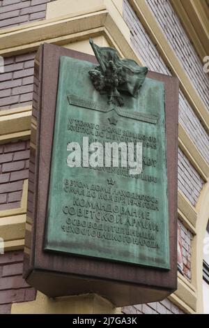 Targa commemorativa sulla casa dove la sede dell'Armata Rossa era nel 1945 a Praga, Repubblica Ceca. Testo in ceco e russo significa: Il quartier generale dell'Armata Rossa, il liberatore del popolo cecoslovacco, è stato in questo edificio da maggio a novembre 1945. La targa commemorativa è installata nell'edificio noto come la Casa Bellevue (Dům Bellevue) a Smetanovo Embankment a Staré Město (Città Vecchia). Foto Stock