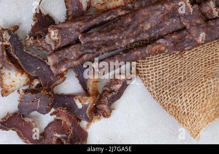 South African Dry Wors, uno spuntino di salsiccia secca e stagionata sul grigio, con spazio copia Foto Stock