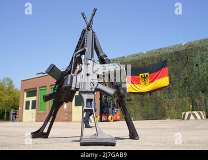 Altheim, Germania. 09th maggio 2022. Tre fucili si trovano sul sito del deposito di munizioni Altheim vicino a Walldürn prima della sua rimessa in servizio cerimoniale. Come parte del riorientamento della Bundeswehr alla difesa nazionale e alleata, il deposito delle munizioni e il vicino deposito di Hardheim sono stati rimessi in servizio. Credit: Frank Rumpenhorst/dpa/Alamy Live News Foto Stock