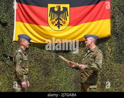 Altheim, Germania. 09th maggio 2022. Il generale maggiore Gerald Fuke (r) consegna una chiave simbolica al capo del sito, il tenente Colonnello Torsten Eicke, alla cerimonia di rimessa in servizio del deposito delle munizioni Altheim vicino a Walldürn. Come parte del riorientamento della Bundeswehr verso la difesa nazionale e alleata, il deposito delle munizioni e il vicino deposito di Hardheim sono stati rimessi in funzione. Credit: Frank Rumpenhorst/dpa/Alamy Live News Foto Stock