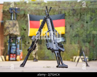 Altheim, Germania. 09th maggio 2022. Tre fucili si trovano sul sito del deposito di munizioni Altheim vicino a Walldürn prima della sua rimessa in servizio cerimoniale. Come parte del riorientamento della Bundeswehr alla difesa nazionale e alleata, il deposito delle munizioni e il vicino deposito di Hardheim sono stati rimessi in servizio. Credit: Frank Rumpenhorst/dpa/Alamy Live News Foto Stock