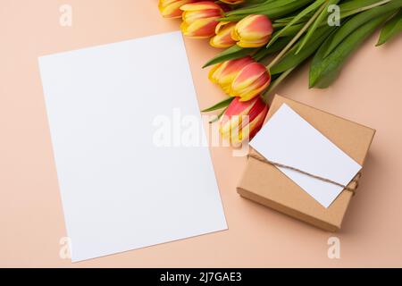 Biglietto d'auguri o concetto di invito. Grazie modello di scheda con bouquet di tulipani Foto Stock