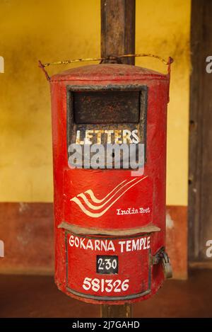 Vecchia casella postale rossa sul muro in India ufficio postale nella città di Gokarna Foto Stock