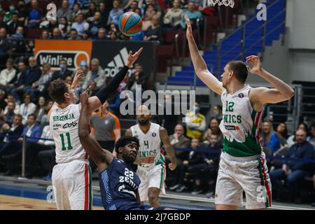 San Pietroburgo, Russia. 08th maggio 2022. Mario Hezonja (No.11), Artem Klimenko (No.12) dell'UNICS e Alex Poythress (No.22) di Zenit in azione durante la seconda partita finale 1/2 della partita di pallacanestro della VTB United League tra Zenit e UNICS alla Sibur Arena. Punteggio finale; Zenit San Pietroburgo 76:67 UNICS Kazan. Credit: SOPA Images Limited/Alamy Live News Foto Stock