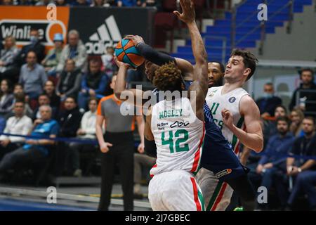 San Pietroburgo, Russia. 08th maggio 2022. Mario Hezonja (No.11), William Mosley (No.42) dell'UNICS, e Jordan Loyd (No.2) di Zenit in azione durante la seconda partita finale 1/2 della partita di pallacanestro della VTB United League tra Zenit e UNICS alla Sibur Arena. Punteggio finale; Zenit San Pietroburgo 76:67 UNICS Kazan. Credit: SOPA Images Limited/Alamy Live News Foto Stock