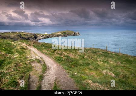 Il sentiero costiero che conduce a Towan Head sulla costa della Cornovaglia del Nord nel Regno Unito. Foto Stock