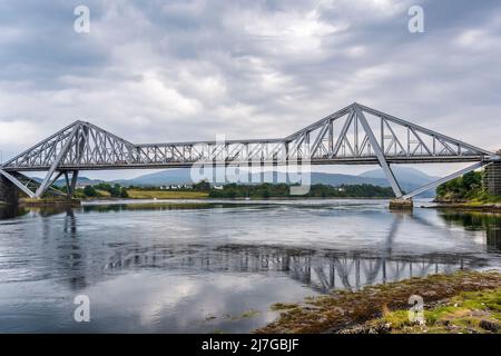 Connel Bridge è un ponte a sbalzo che collega i villaggi di Connel e North Connel alla foce del mare di Loch Etive ad Argyll e Bute in Scozia, Regno Unito Foto Stock