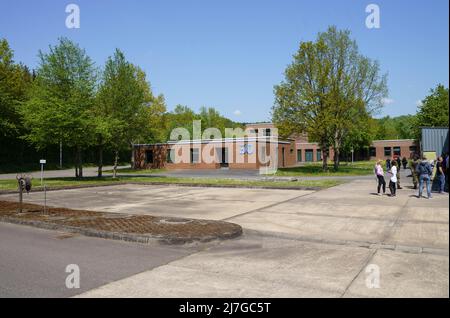 Altheim, Germania. 09th maggio 2022. I membri della Bundeswehr e i dipendenti civili (r) si trovano sul sito del deposito di munizioni Altheim vicino a Walldürn prima della rimessa in servizio del cerimoniale. Come parte del riorientamento della Bundeswehr alla difesa nazionale e dell'alleanza, il deposito delle munizioni e il vicino deposito di Hardheim sono stati rimessi in servizio. Credit: Frank Rumpenhorst/dpa/Alamy Live News Foto Stock