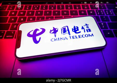 Cina. 08th maggio 2022. In questa figura, sullo schermo di uno smartphone viene visualizzato il logo China Telecommunications. Credit: SOPA Images Limited/Alamy Live News Foto Stock