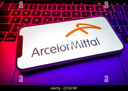 Cina. 08th maggio 2022. In questa figura, sullo schermo di uno smartphone viene visualizzato il logo ArcelorMittal. Credit: SOPA Images Limited/Alamy Live News Foto Stock