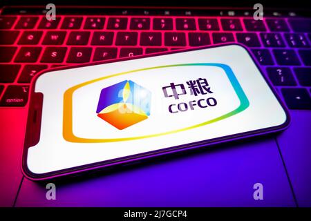 Cina. 08th maggio 2022. In questa illustrazione, sullo schermo dello smartphone viene visualizzato il logo di China Oil & DFood Corporation (COFCO). Credit: SOPA Images Limited/Alamy Live News Foto Stock