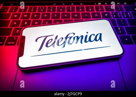 Cina. 08th maggio 2022. In questa figura, sullo schermo di uno smartphone viene visualizzato il logo telefonica. Credit: SOPA Images Limited/Alamy Live News Foto Stock