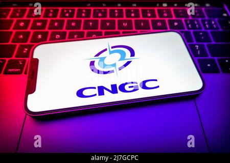 Cina. 08th maggio 2022. In questa figura, sullo schermo dello smartphone viene visualizzato il logo China North Industries Group Corporation Limited (gruppo NORINCO). Credit: SOPA Images Limited/Alamy Live News Foto Stock