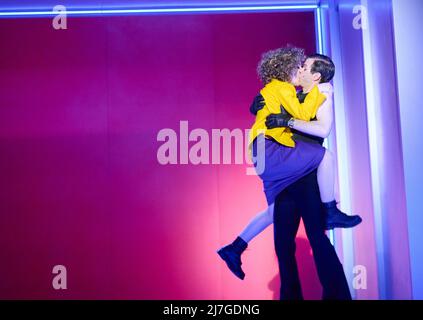 Berlino, Germania. 09th maggio 2022. Sophia Euskirchen come Lilian Holiday e Gabriel Schneider come Bill Cracker protagonista nel gioco "Happy End" durante una prova fotografica al Renaissance Theatre. La notte di apertura è venerdì 13 maggio 2022 alle 7:30. Credit: Annette Riedl/dpa/Alamy Live News Foto Stock