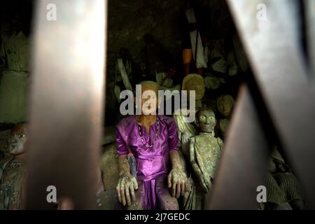 Il legno effige all'interno di una grotta in un sito di sepoltura tradizionale nel villaggio di Kete Kesu, Toraja Nord, Sulawesi Sud, Indonesia. Foto Stock