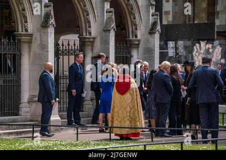 Londra UK, 9 maggio 2022. Il primo ministro Boris Johnson e gli ex primi ministri David Cameron e Theresa possono lasciare la chiesa di St Margaret, Westminster, dopo un servizio di ringraziamento per onorare il deputato James Brokenshire che ha servito come segretario dell'Irlanda del Nord e che è morto il 7 ottobre 2021 dopo essere stato diagnosticato il cancro. Credit. amer Ghazzal/Alamy Live News Foto Stock