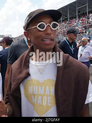 Miami, Stati Uniti. 08th maggio 2022. 08.05.2022, Miami International Autodrome, Miami, FORMULA 1 CRYPTO.COM MIAMI GRAND PRIX, im Bild Sanger Pharrell Williams Credit: Independent Photo Agency/Alamy Live News Foto Stock