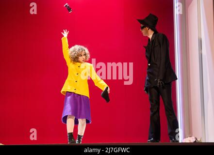 Berlino, Germania. 09th maggio 2022. Sophia Euskirchen come Lilian Holiday e Gabriel Schneider come Bill Cracker protagonista nel gioco "Happy End" durante una prova fotografica al Renaissance Theatre. La notte di apertura sarà venerdì 13 maggio 2022 alle 7:30. Credito: Annette Riedl/dpa/Alamy Live News Foto Stock