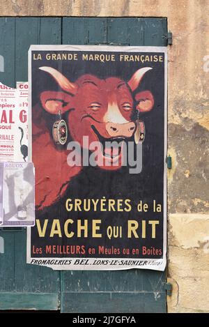 Poster d'epoca o Old Advert (c 1940) del formaggio Laughing Cow o Vache qui Rit Gruyère (sul vecchio otturatore verde ad Aix-en-Provence, Francia) Foto Stock