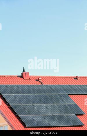 Pannelli fotovoltaici posti sul tetto dell'edificio da qualche parte in Polonia Foto Stock