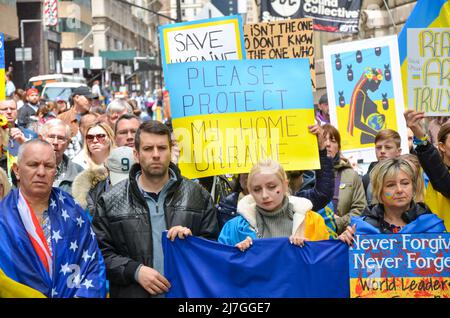 New York, New York, Stati Uniti. 8th maggio 2022. Centinaia di persone si riuniscono al Bowling Green Park di New York per stare in solidarietà con l'Ucraina il 8 maggio 2022. (Credit Image: © Ryan Rahman/Pacific Press via ZUMA Press Wire) Foto Stock