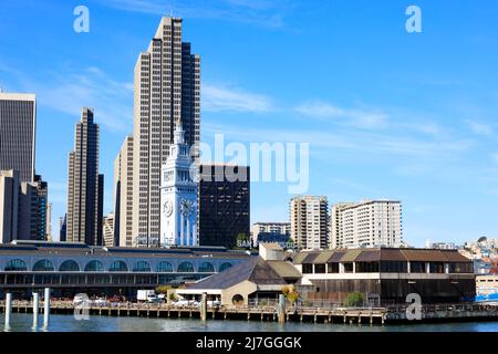 Porto di San Francisco con grattacieli sullo skyline. California, Stati Uniti Foto Stock