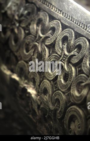 Scultura decorativa su sarcofago in legno nel tradizionale luogo di sepoltura nel villaggio di Kete Kesu, Toraja Nord, Sulawesi Sud, Indonesia. Foto Stock