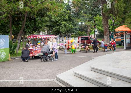 Le persone che ordinano nel popcorn stand al Dinosaur Festival nella città di Katerini, in Grecia Foto Stock