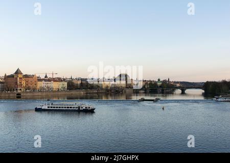 Nave turistica sul fiume Moldava, Praga Foto Stock